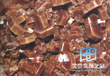 似红糖晶体的砷铅矿(图)