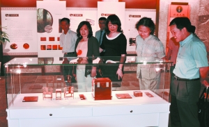 京城首个红木学院落户居然之家(图)